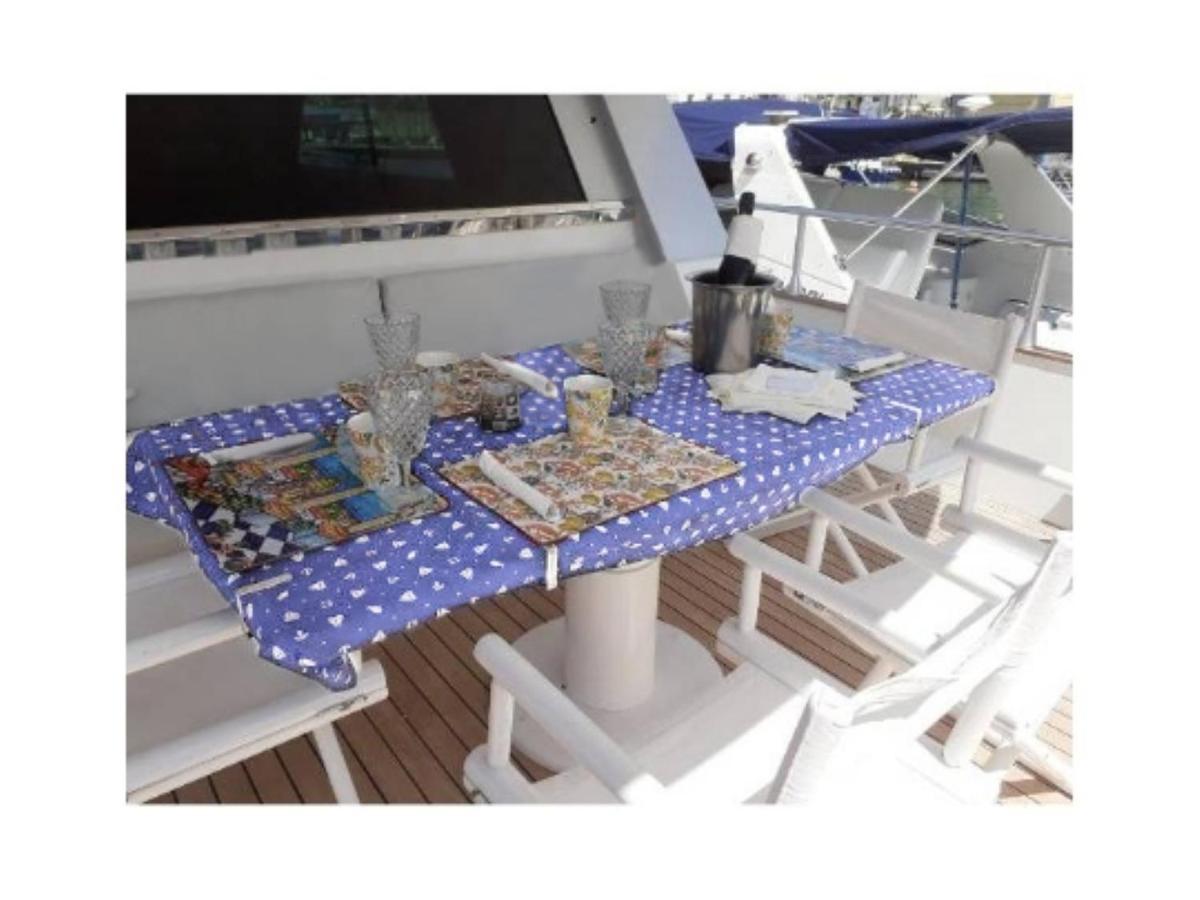 Boat & Breakfast Lucretia, Luxury Yacht Hotell Àrbatax Eksteriør bilde