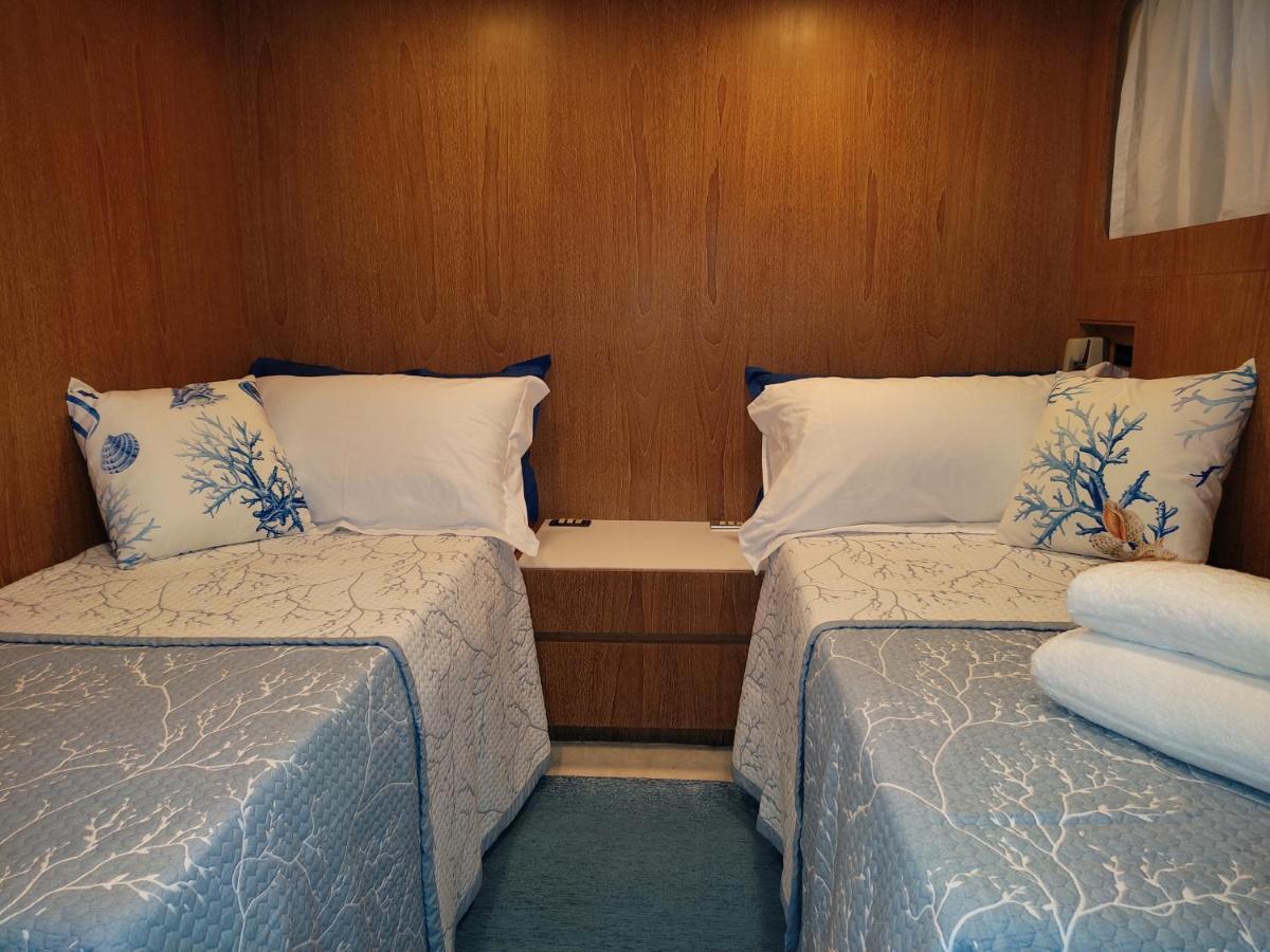 Boat & Breakfast Lucretia, Luxury Yacht Hotell Àrbatax Eksteriør bilde