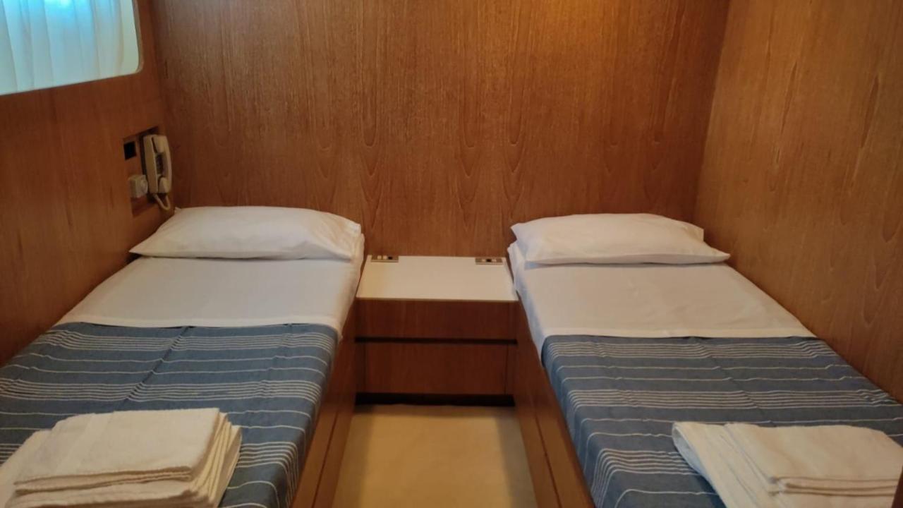 Boat & Breakfast Lucretia, Luxury Yacht Hotell Àrbatax Eksteriør bilde